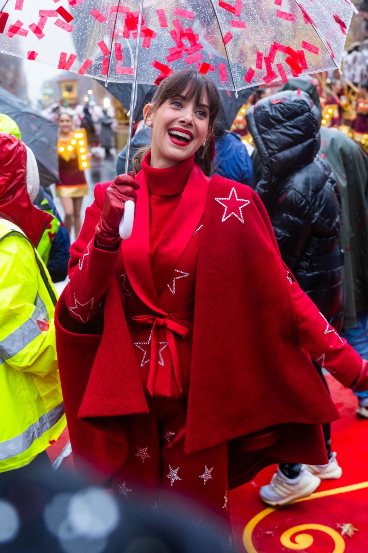 alison-brie-shines-at-the-2024-macy-s-thanksgiving-day-parade-9.jpg (1280×1920)