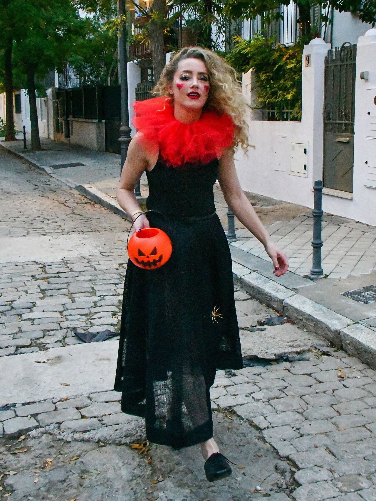 Amber Heard Clowns Around with Quirky Halloween Makeup and Fashion [10