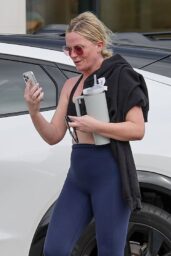 Amy Poehler Flaunts Abs Post-Pilates on FaceTime 11-26-2024