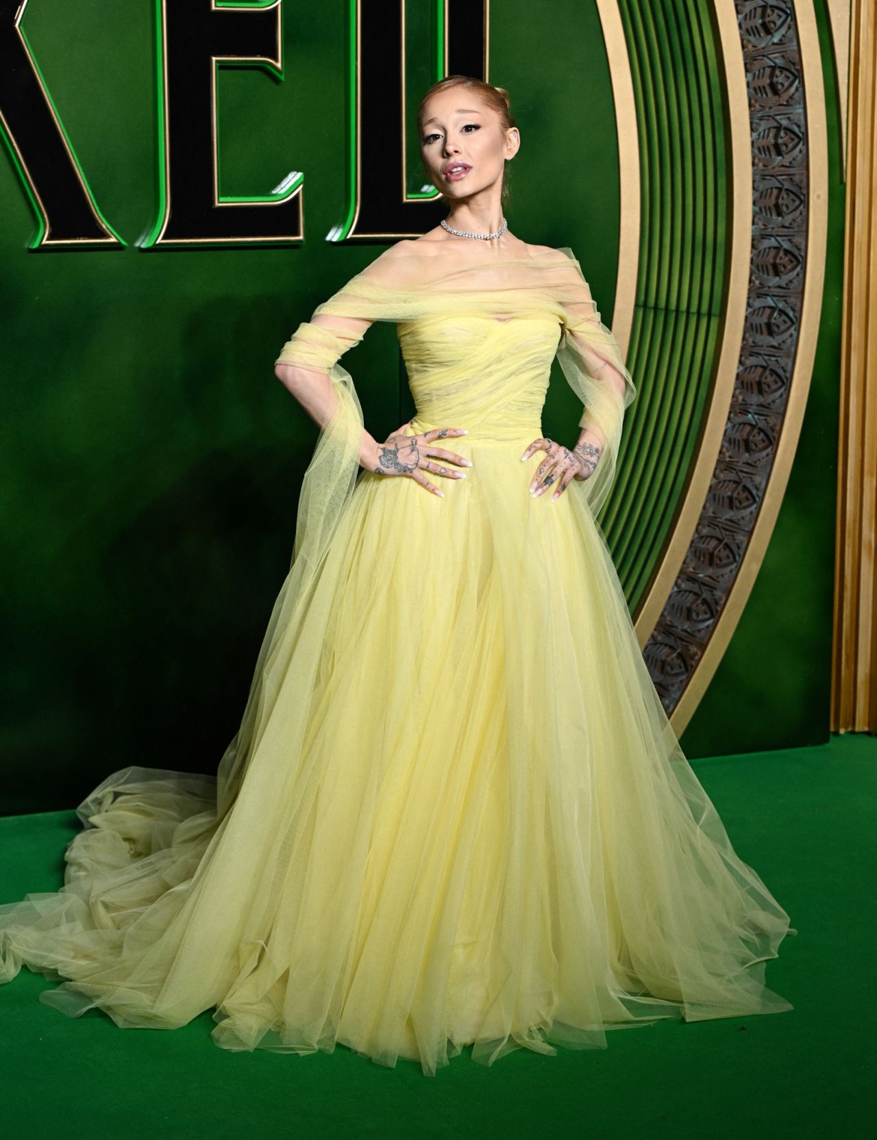 ariana-grande-stuns-in-custom-ralph-lauren-yellow-gown-at-wicked-s-london-premiere-0.jpg (1280×1665)