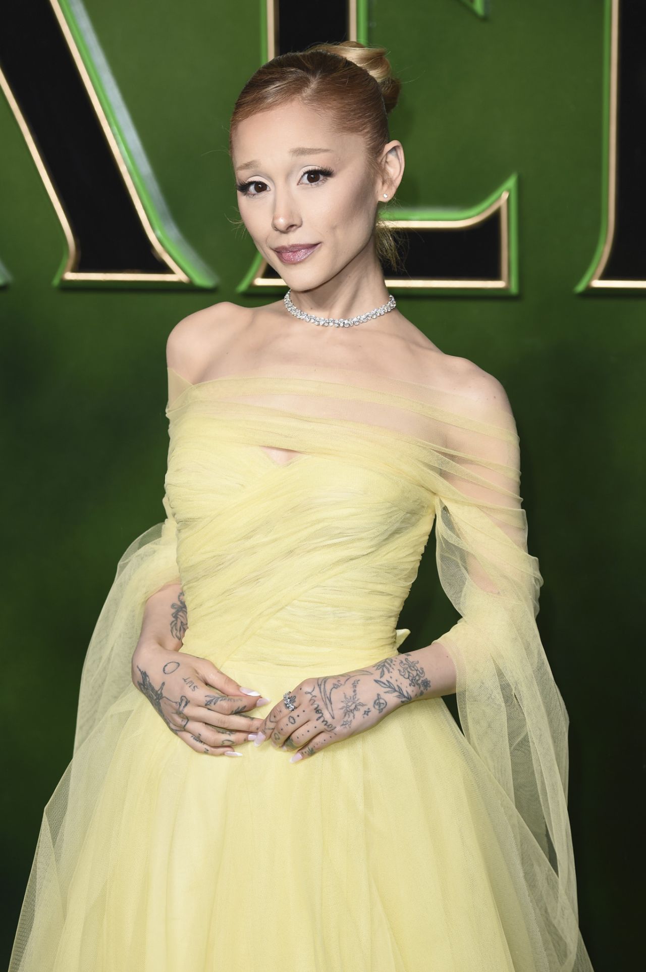 ariana-grande-stuns-in-custom-ralph-lauren-yellow-gown-at-wicked-s-london-premiere-8.jpg (1280×1925)