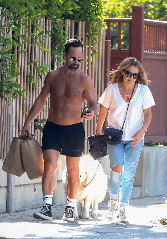 Becki Newton and Chris Diamantopoulos Take a Stroll In Los Angeles [11-05-2024]