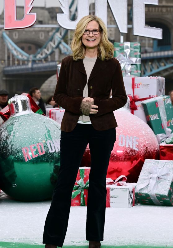 Bonnie Hunt Attends ‘Red One’ Photocall in London [06-11-2024]