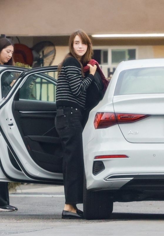 Caylee Cowan Returns Rental Car with Effortless Charm in Los Feliz 11-08-2024