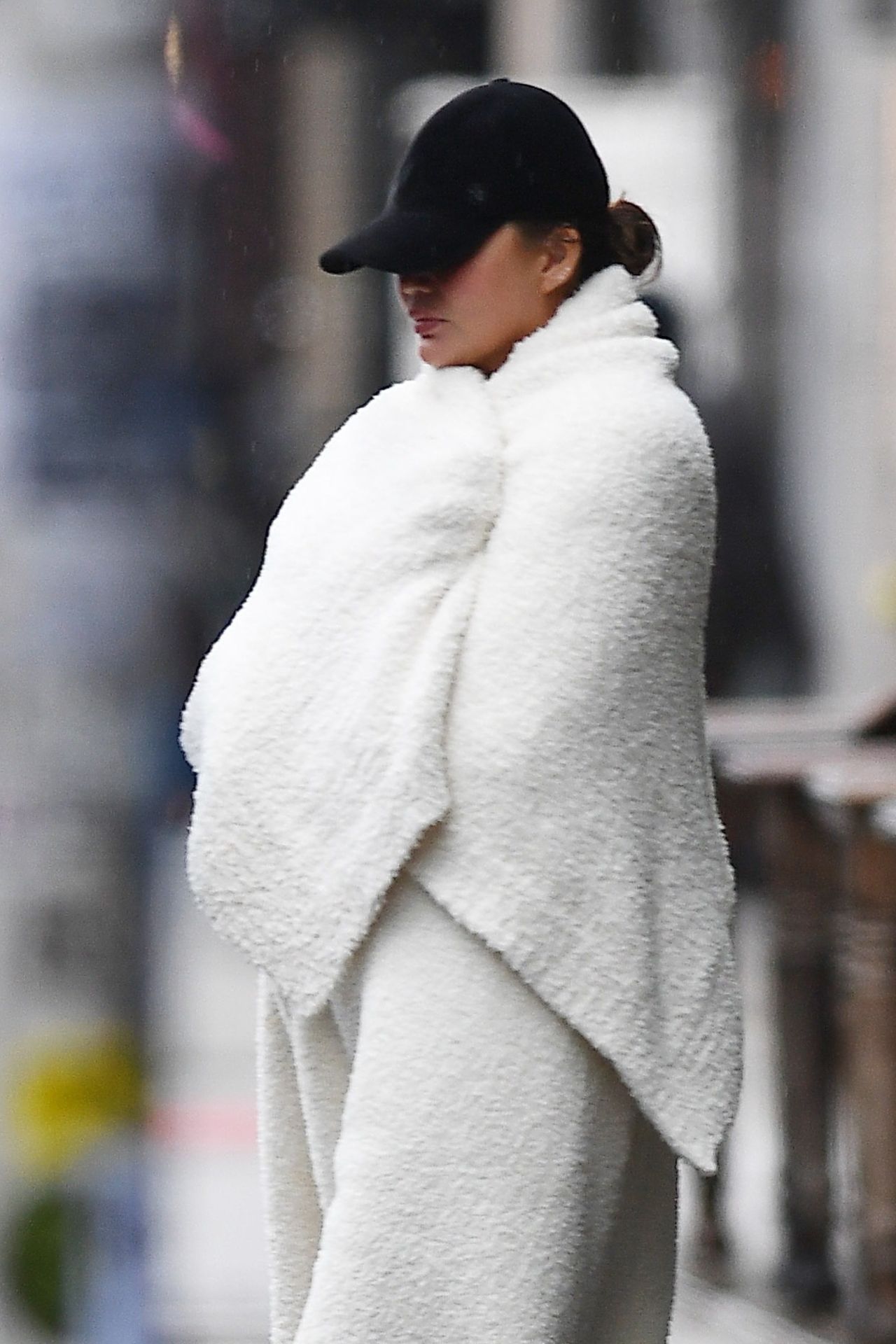 chrissy-teigen-keeps-it-cozy-in-nyc-11-21-2024-0.jpg (1280×1920)