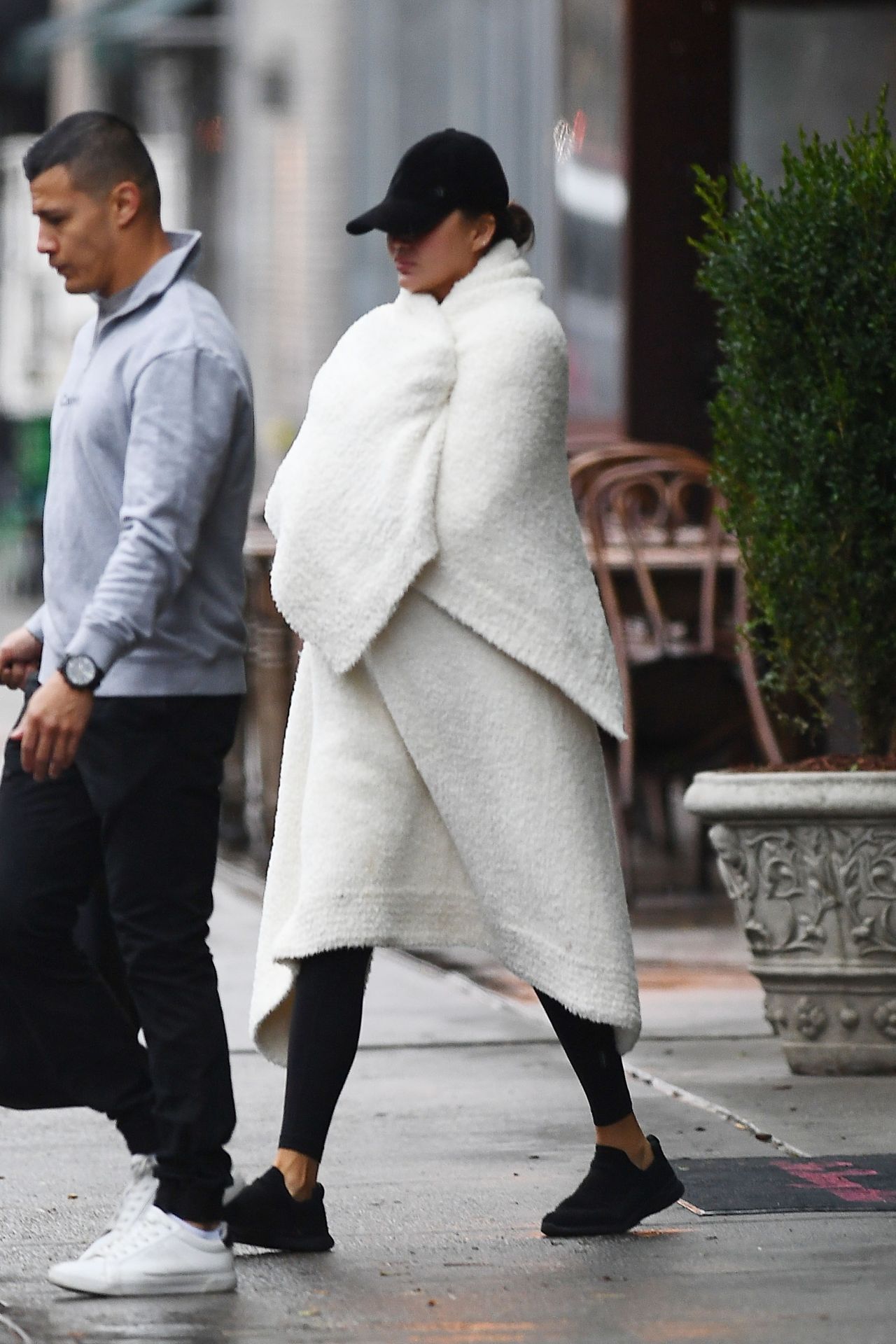 chrissy-teigen-keeps-it-cozy-in-nyc-11-21-2024-2.jpg (1280×1920)