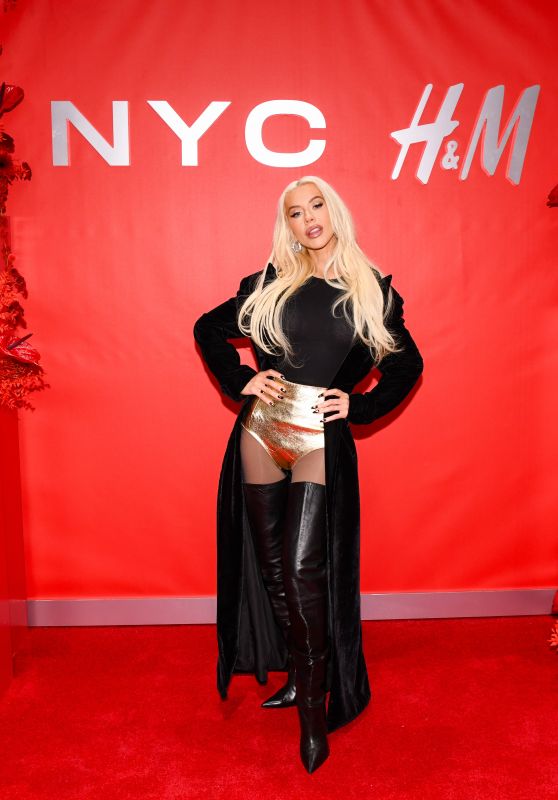 Christina Aguilera at H&M Times Square Flagship Store Reopening [11-21-2024]