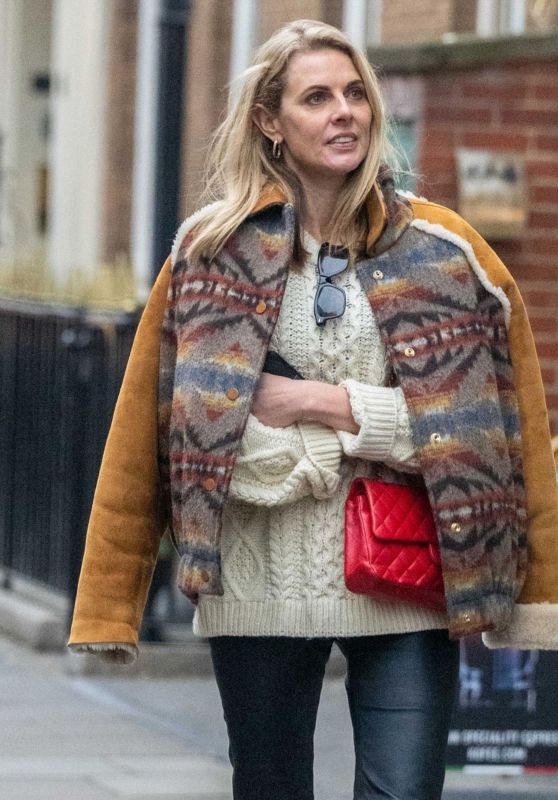 Donna Air Wraps Up in Trendy Dual-Fabric Coat for London Night Out with Friends 11-07-2024