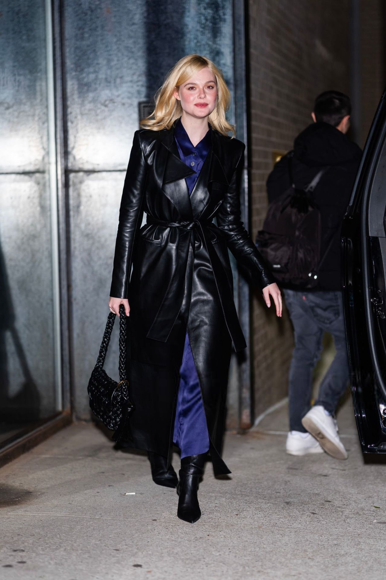 elle-fanning-revolutionizes-the-leather-trench-your-next-fall-fashion-obsession-3.jpg (1280×1920)