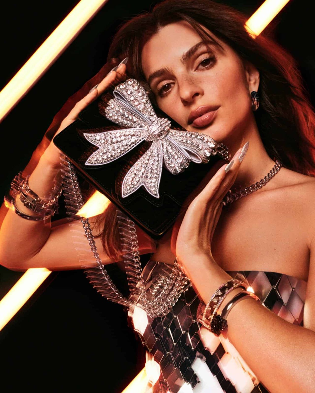 emily-ratajkowski-in-kurt-geiger-s-holiday-2024-campaign-2.jpg (1280×1600)