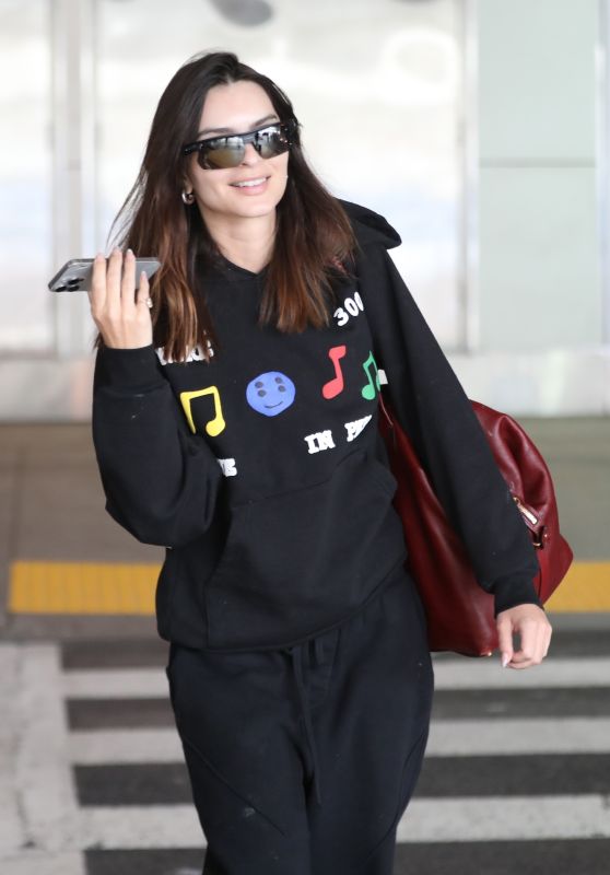 Emily Ratajkowski Lands in LAX with Effortless Style [11-04-2024]