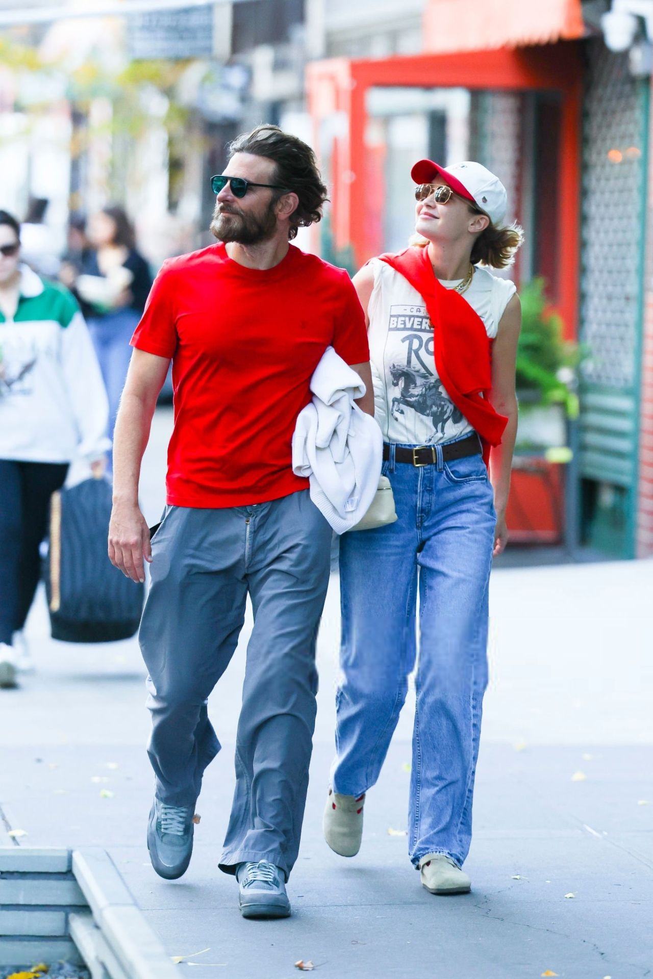 gigi-hadid-and-bradley-cooper-spotted-on-a-stroll-in-nyc-11-11-2024-more-pH๏τos-1.jpg (1280×1920)