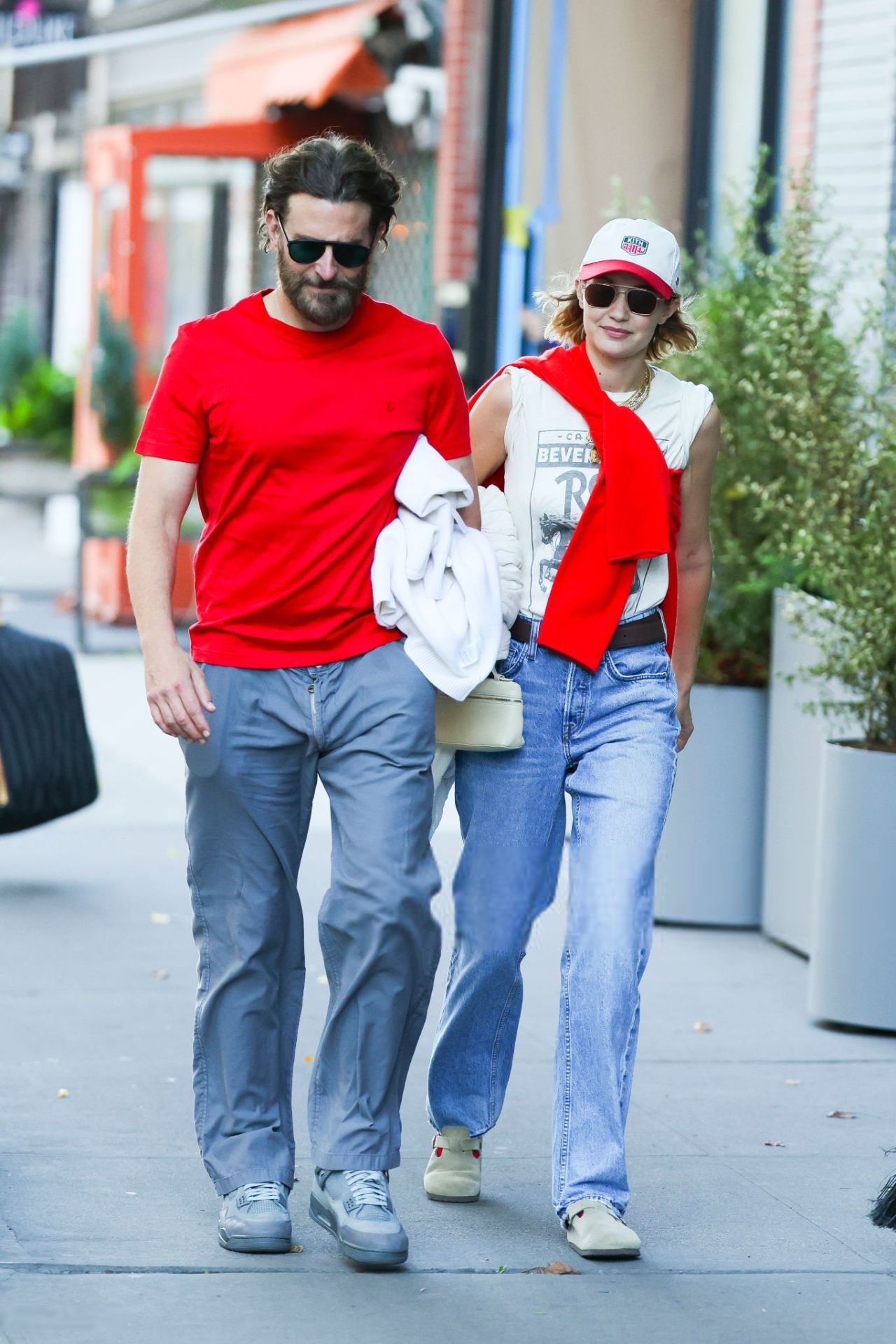 gigi-hadid-and-bradley-cooper-spotted-on-a-stroll-in-nyc-11-11-2024-more-pH๏τos-3.jpg (1280×1920)