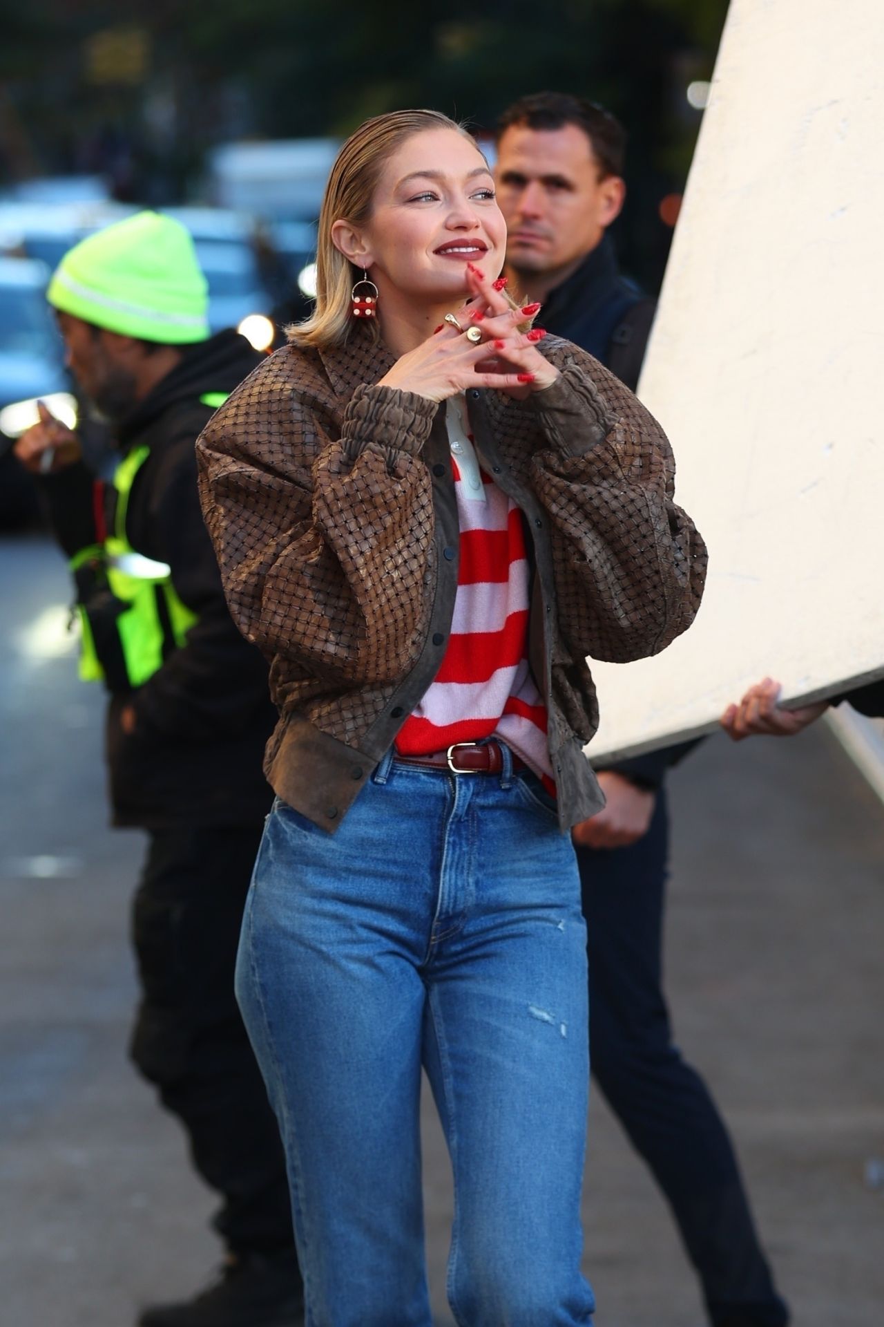 gigi-hadid-captivates-in-vibrant-pH๏τoshoot-showcasing-effortless-style-and-maybelline-s-latest-beauty-looks-7.jpg (1280×1920)