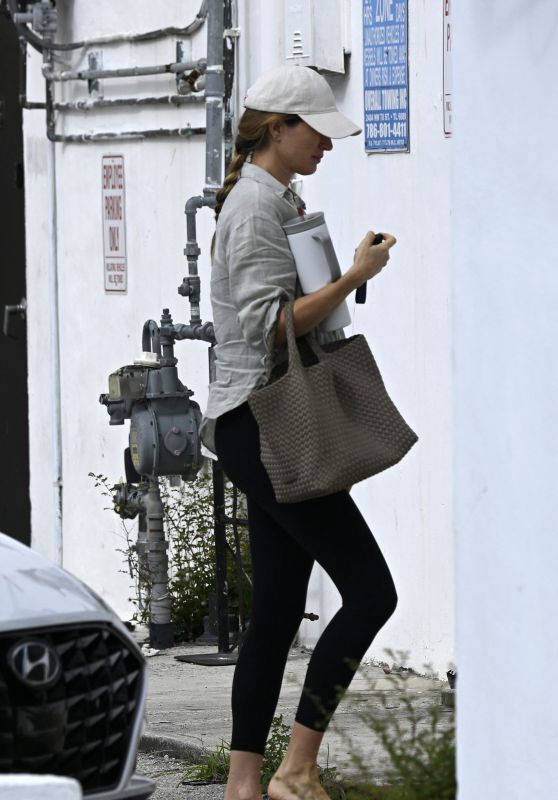 Gisele Bündchen Hides Baby Bump at Pilates Class [11-12-2024]