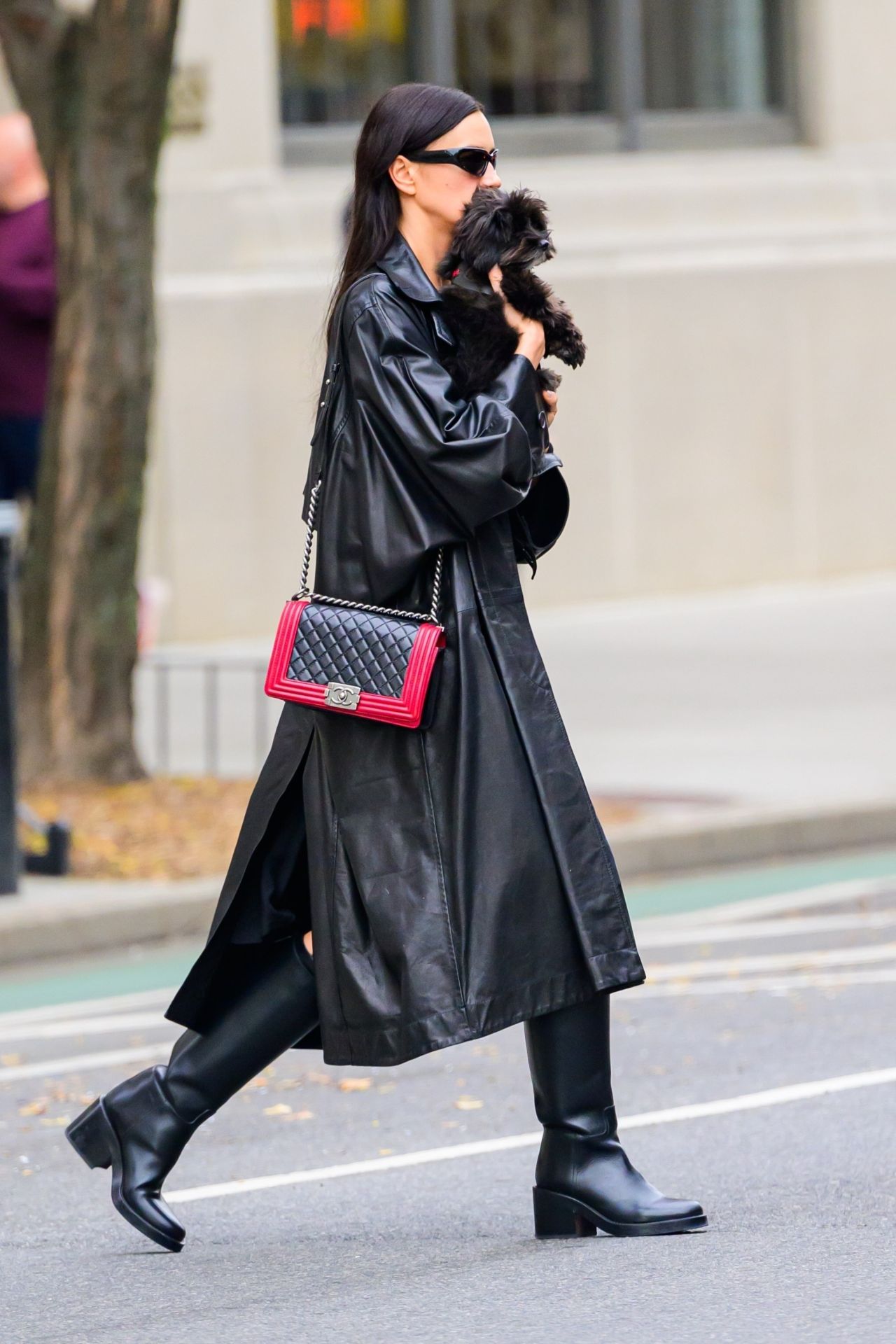 irina-shayk-and-pup-enjoy-a-nyc-stroll-11-20-2024-2.jpg (1280×1920)