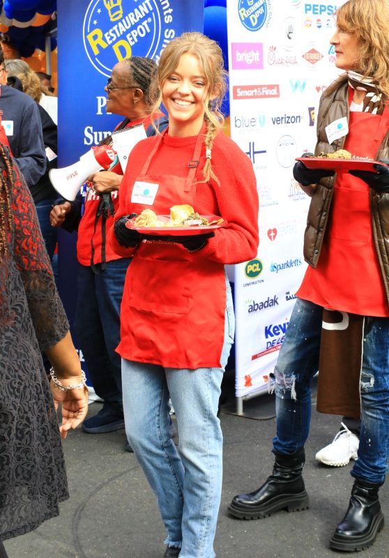 Jade Pettyjohn Serves Food to the Homeless at LA Mission [11-27-2024]