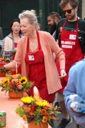 Jean Smart Serves Food to the Homeless at LA Mission [11-27-2024]