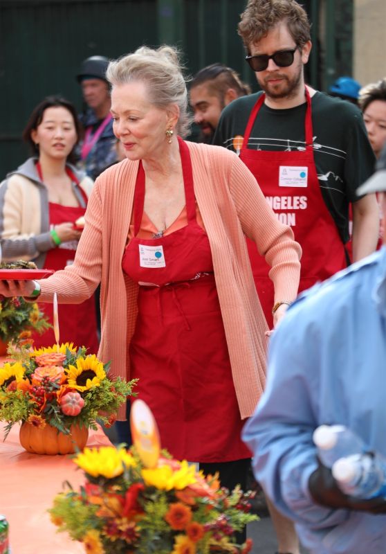 Jean Smart Serves Food to the Homeless at LA Mission [11-27-2024]