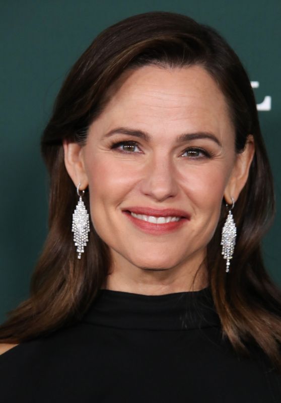 Jennifer Garner Shines Bright at 2024 Baby2Baby Gala in LA