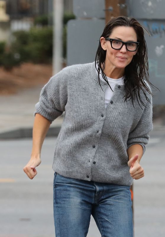 Jennifer Garner Spotted Running Errands with Wet Hair [11-26-2024]