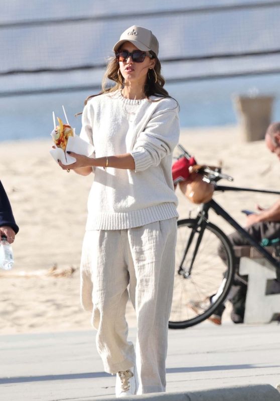 Jessica Alba Serves Up Style and Nutrition with Beachside Fruit Cart Visit [07-11-2024]