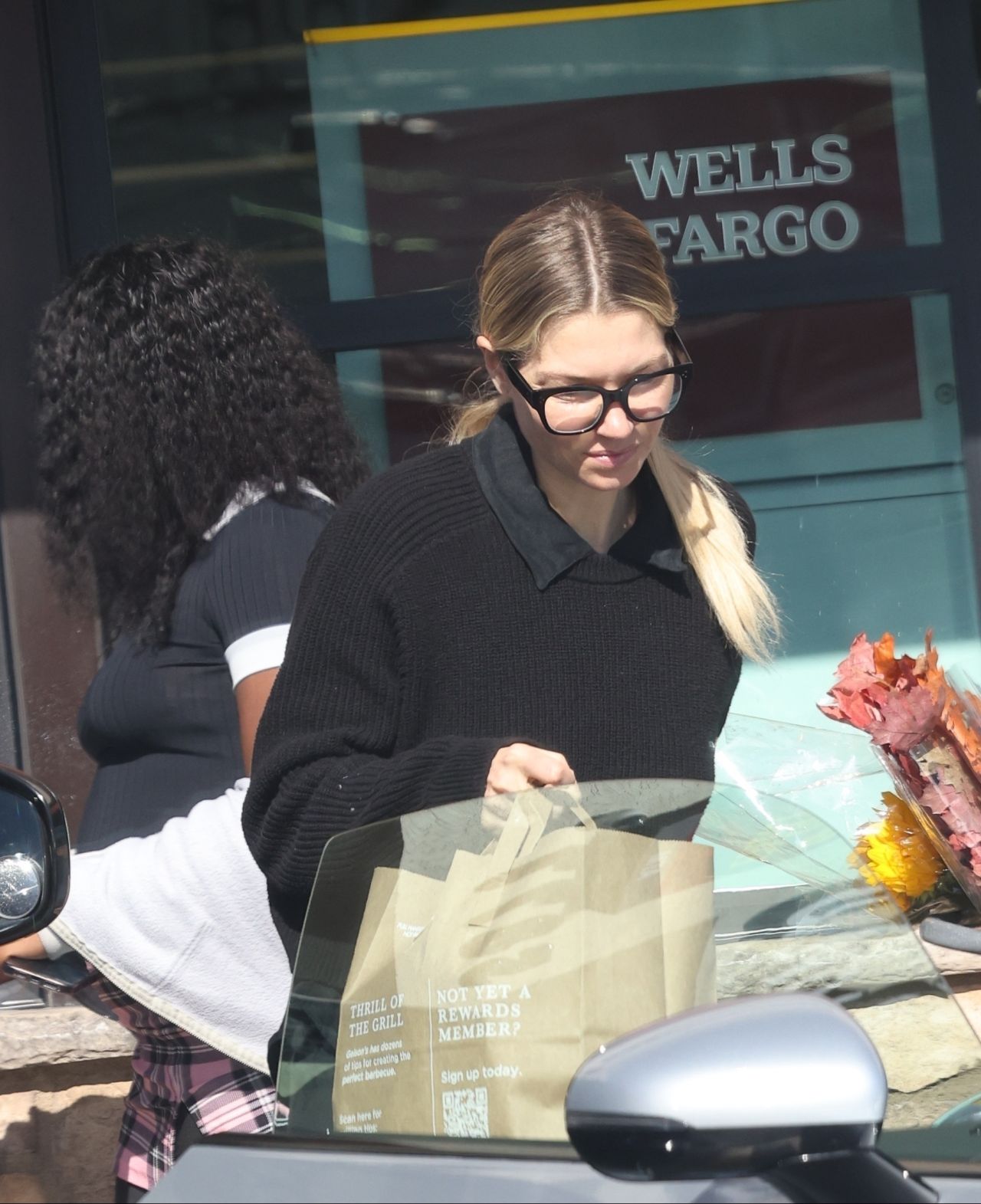 Jessica Hart Treats Herself to a Bouquet at Gelson's [11282024