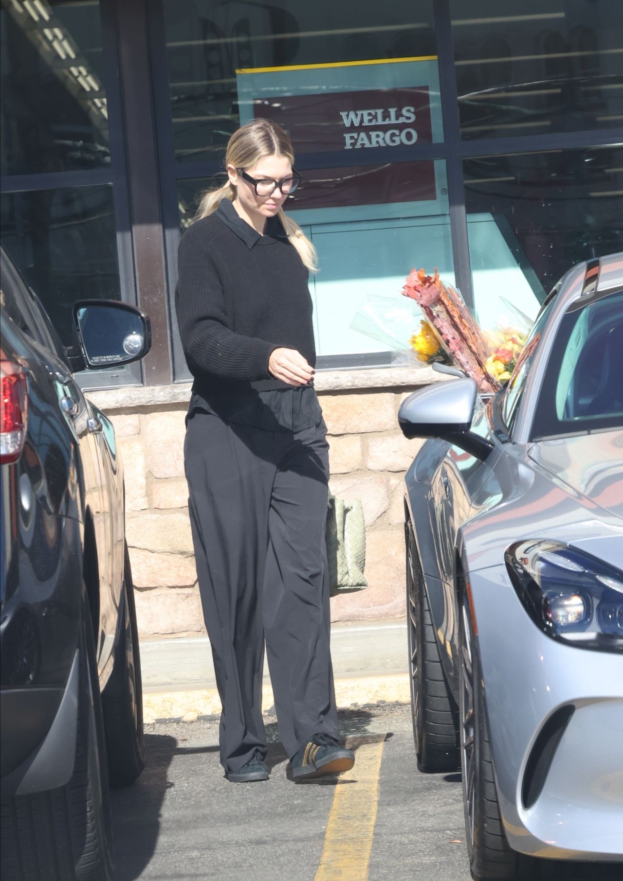 Jessica Hart Treats Herself to a Bouquet at Gelson's [11282024