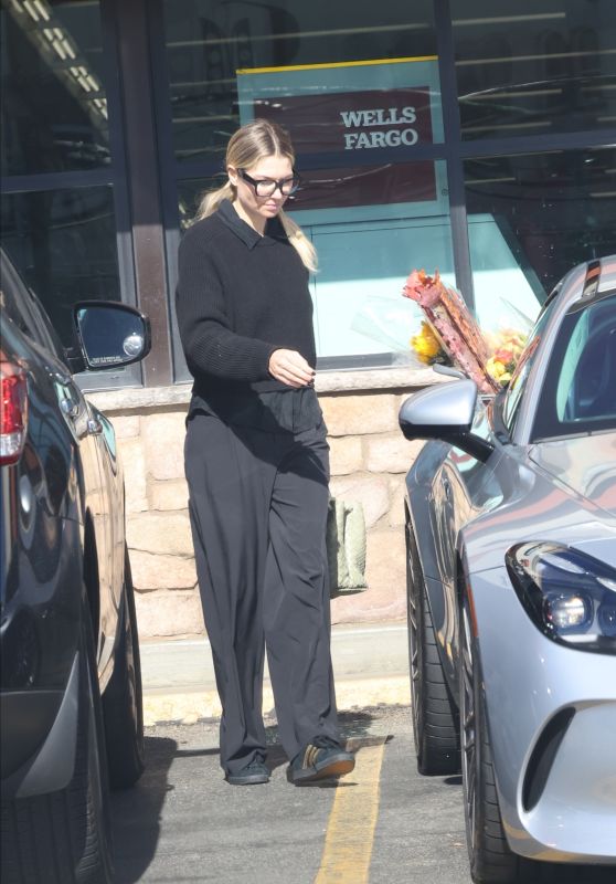 Jessica Hart Treats Herself to a Bouquet at Gelson