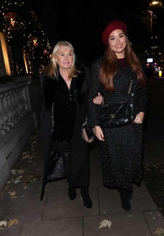 Jessica Wright and Mom Turn Heads in Festive Red Berets at Christmas in the Courtyard [11-27-2024]