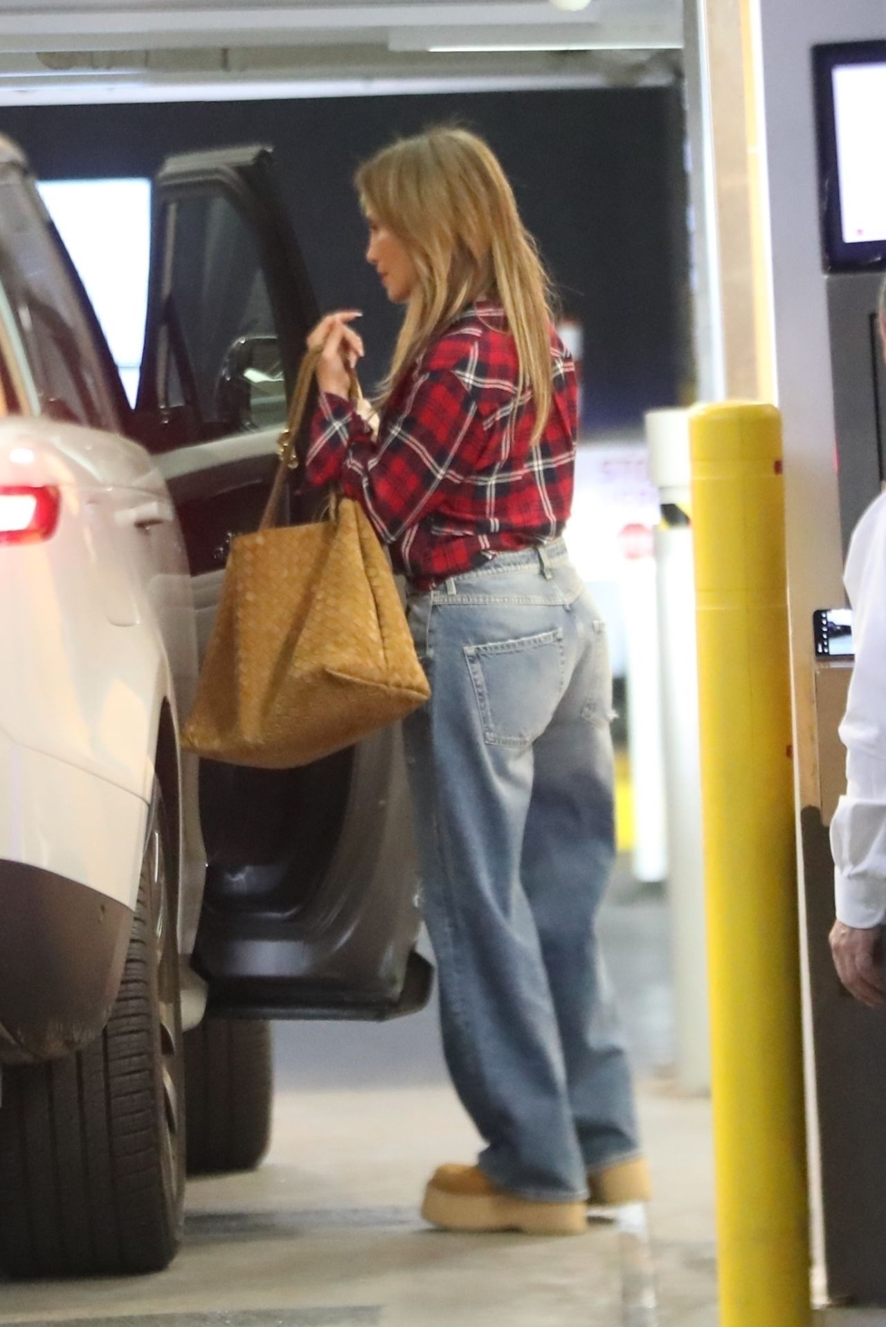 jlo-s-cozy-chic-breakfast-look-elevating-casual-plaid-for-holiday-season-style-7.jpg (1280×1918)