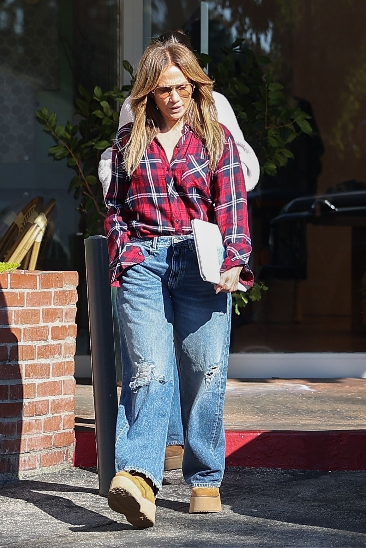 jlo-s-cozy-chic-breakfast-look-elevating-casual-plaid-for-holiday-season-style-8.jpg (1280×1915)