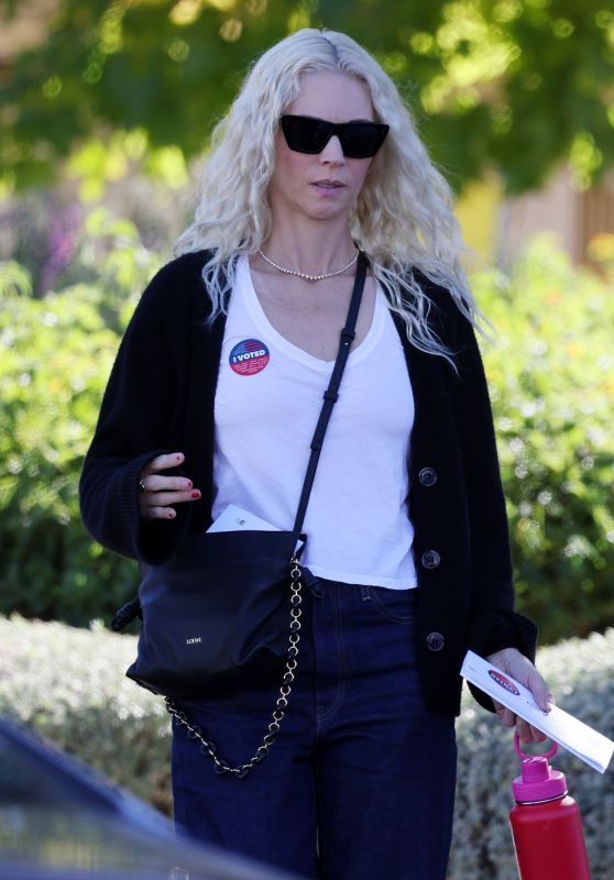 Jordyn Blum Spotted Without Wedding Ring While Casting Her Ballot in Los Angeles [11-04-2024]