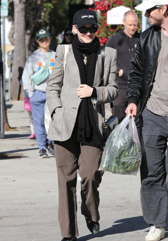 Julia Garner Indulges in Sunday Funday Shopping at LA’s Farmer’s Market [11-03-2024] 