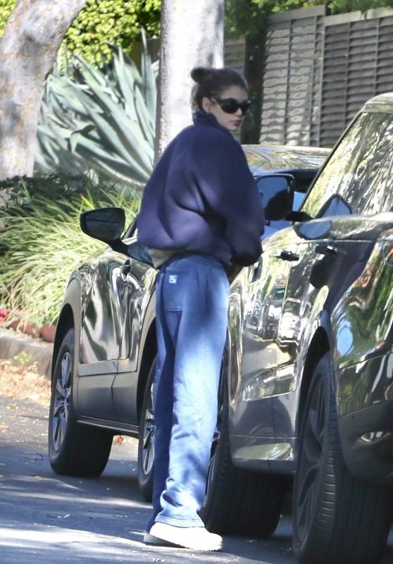 Kaia Gerber Keeps It Low-Key on Friend Visit [11-04-2024]