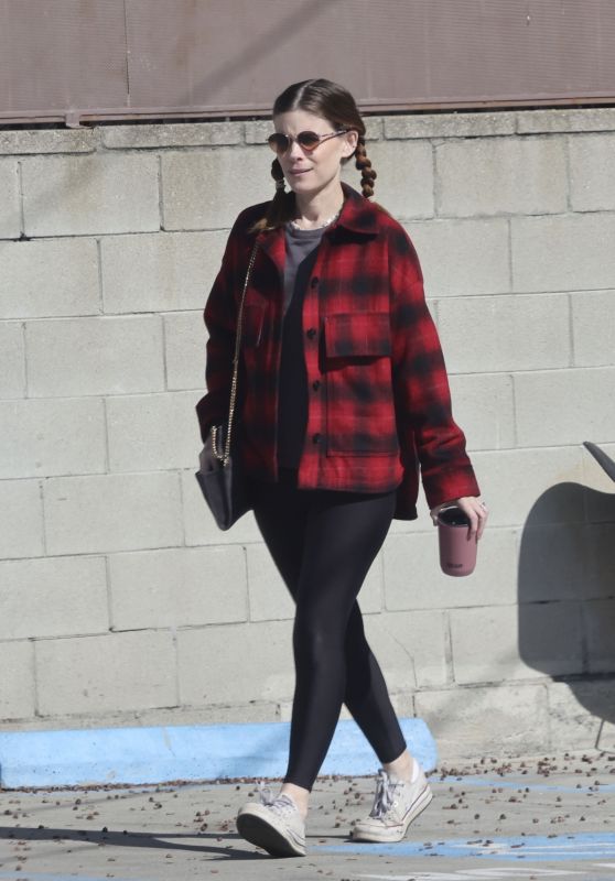 Kate Mara Steps Out for Juice in Relaxed Casual Look [11-11-2024]