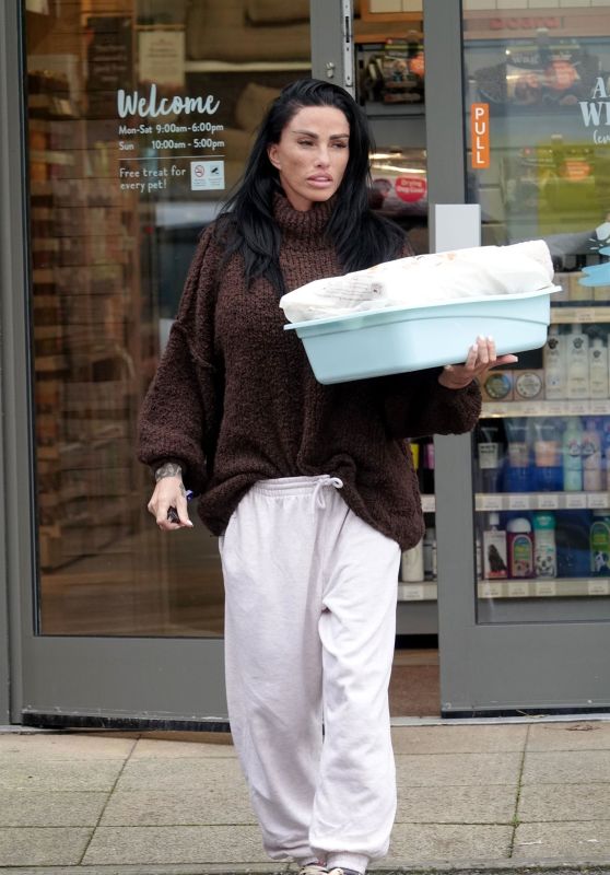 Katie Price Stocks Up on Pet Supplies in London [10-31-2024]