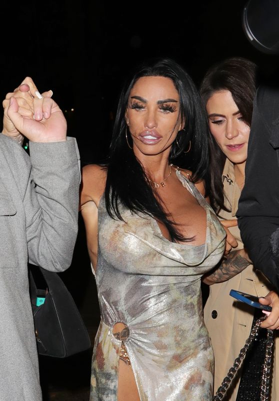 Katie Price Struts her Stuff at the Glamour Awards in London [07-11-2024]