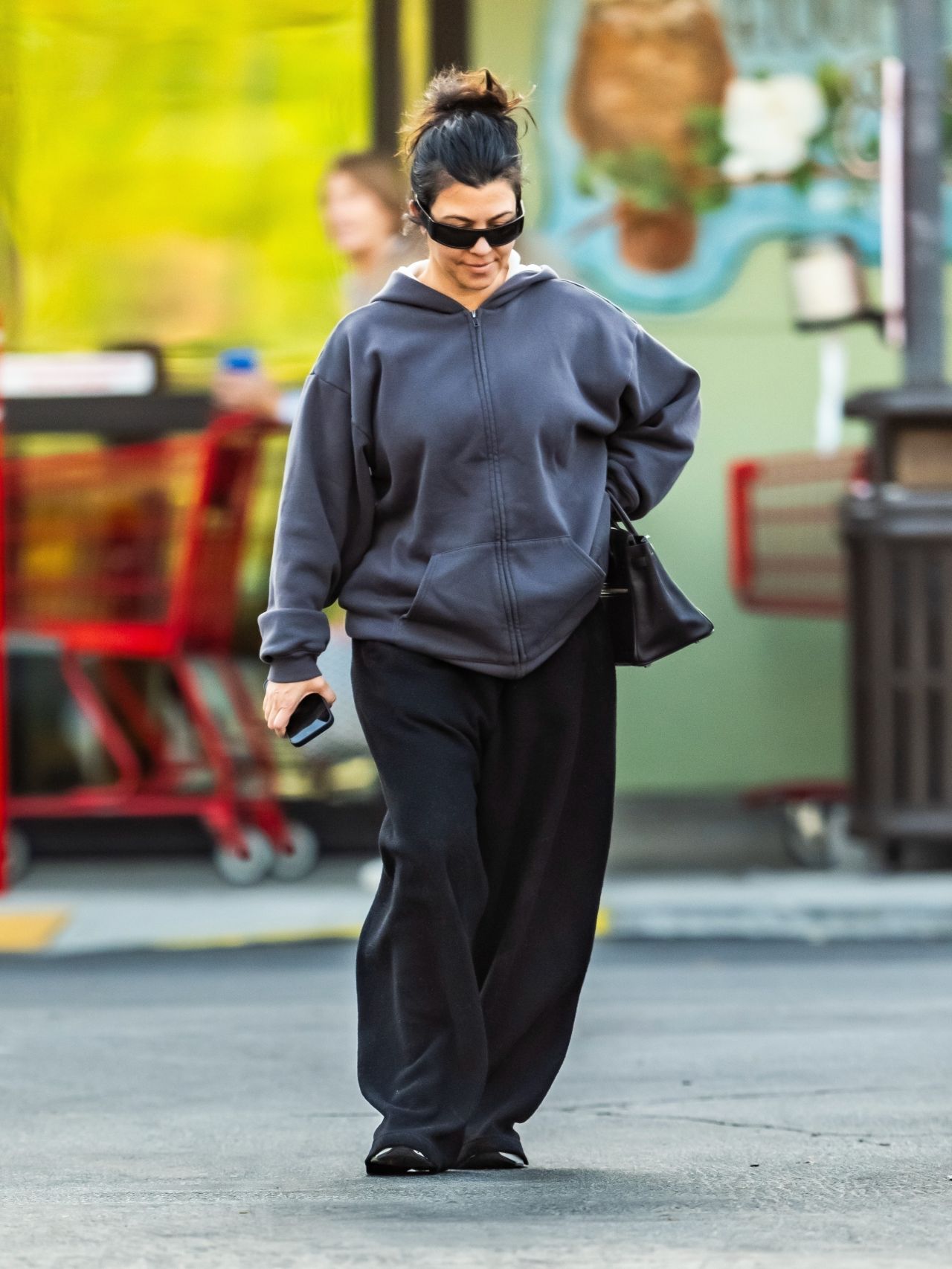 kourtney-kardashian-spotted-at-trader-joe-s-in-calabasas-11-18-2024-0.jpg (1280×1706)