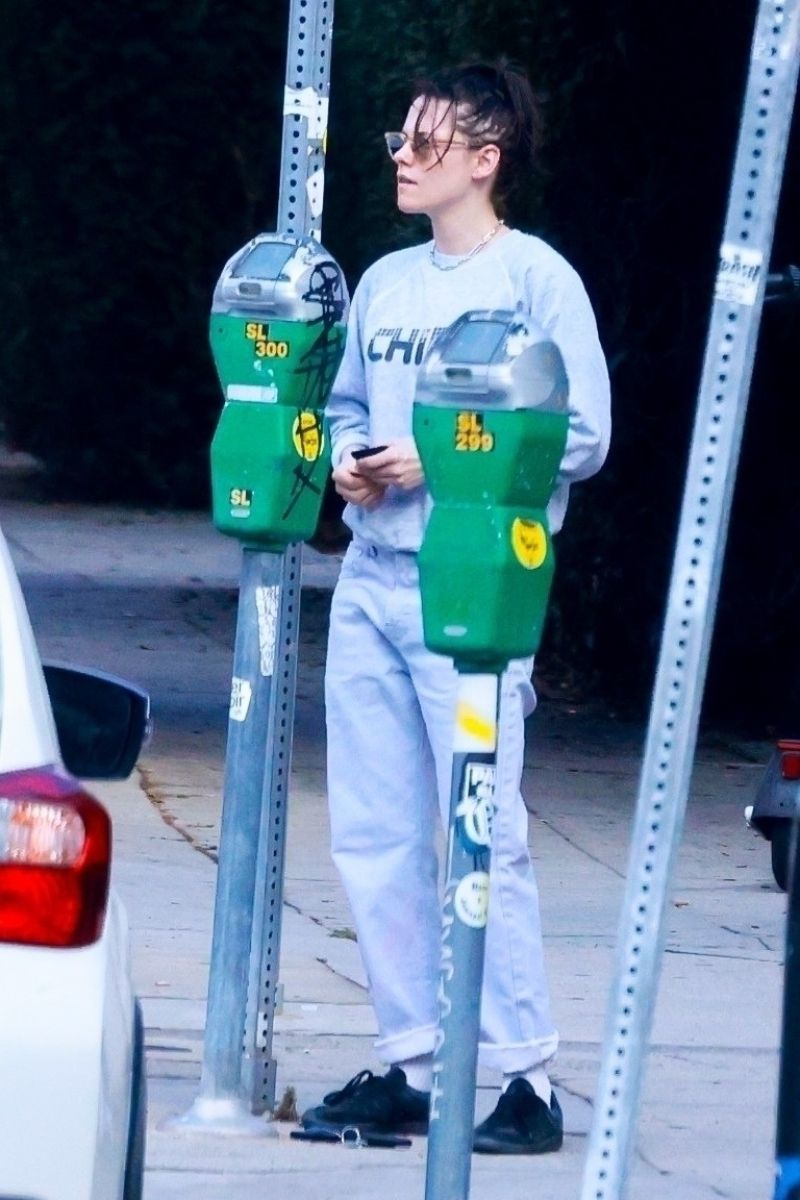 kristen-stewart-spotted-at-silverlake-waxing-salon-11-27-2024-1.jpg (800×1200)