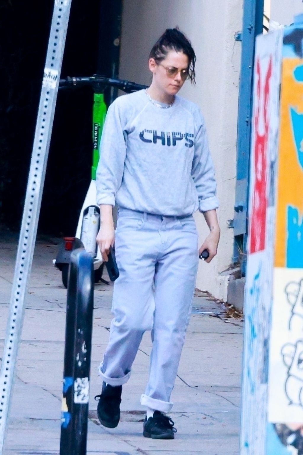 kristen-stewart-spotted-at-silverlake-waxing-salon-11-27-2024-2.jpg (1024×1536)