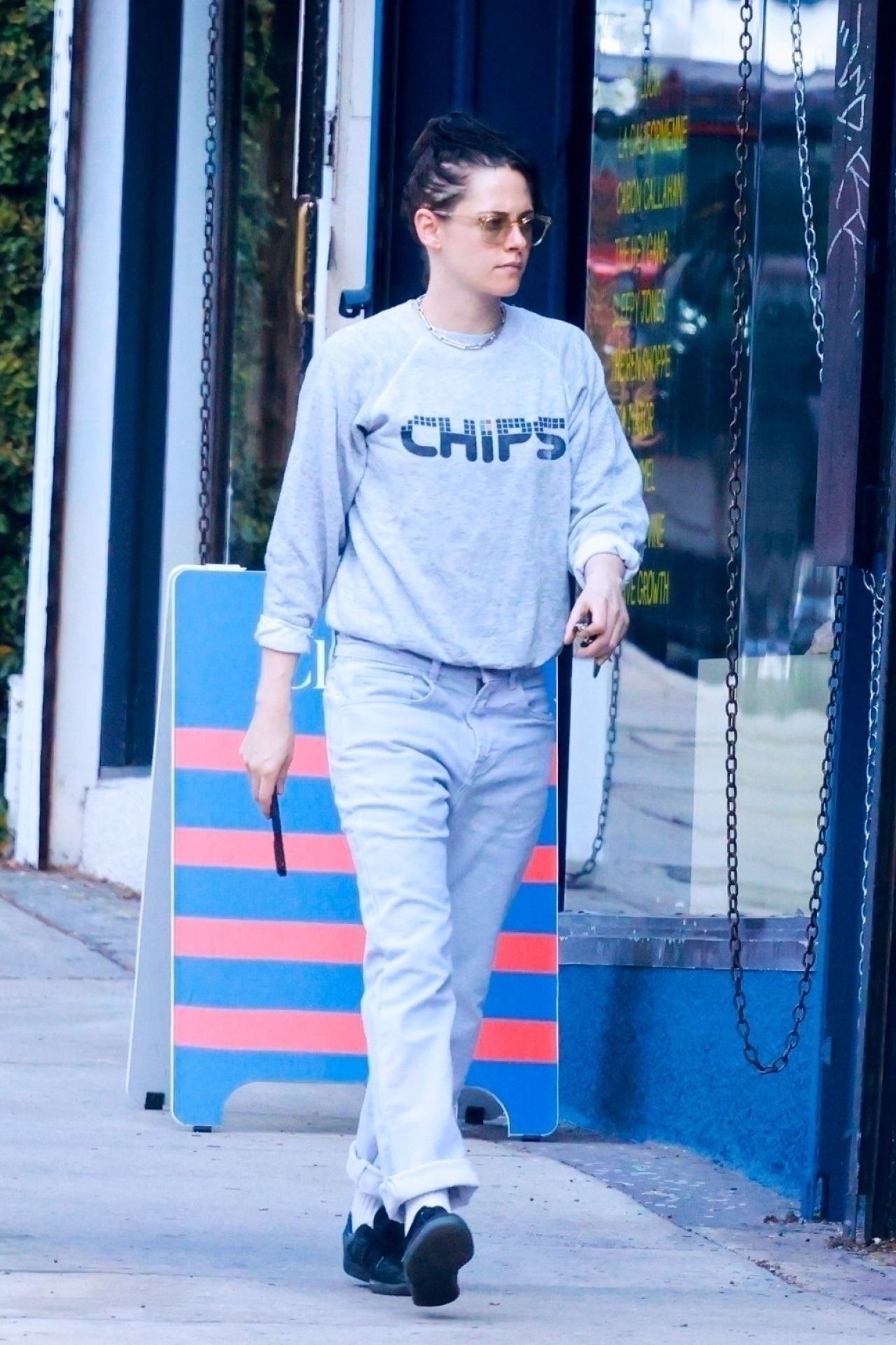 kristen-stewart-spotted-at-silverlake-waxing-salon-11-27-2024-4.jpg (1280×1921)