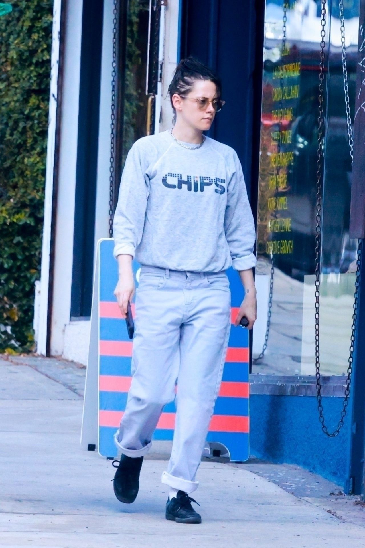 kristen-stewart-spotted-at-silverlake-waxing-salon-11-27-2024-5.jpg (1280×1921)