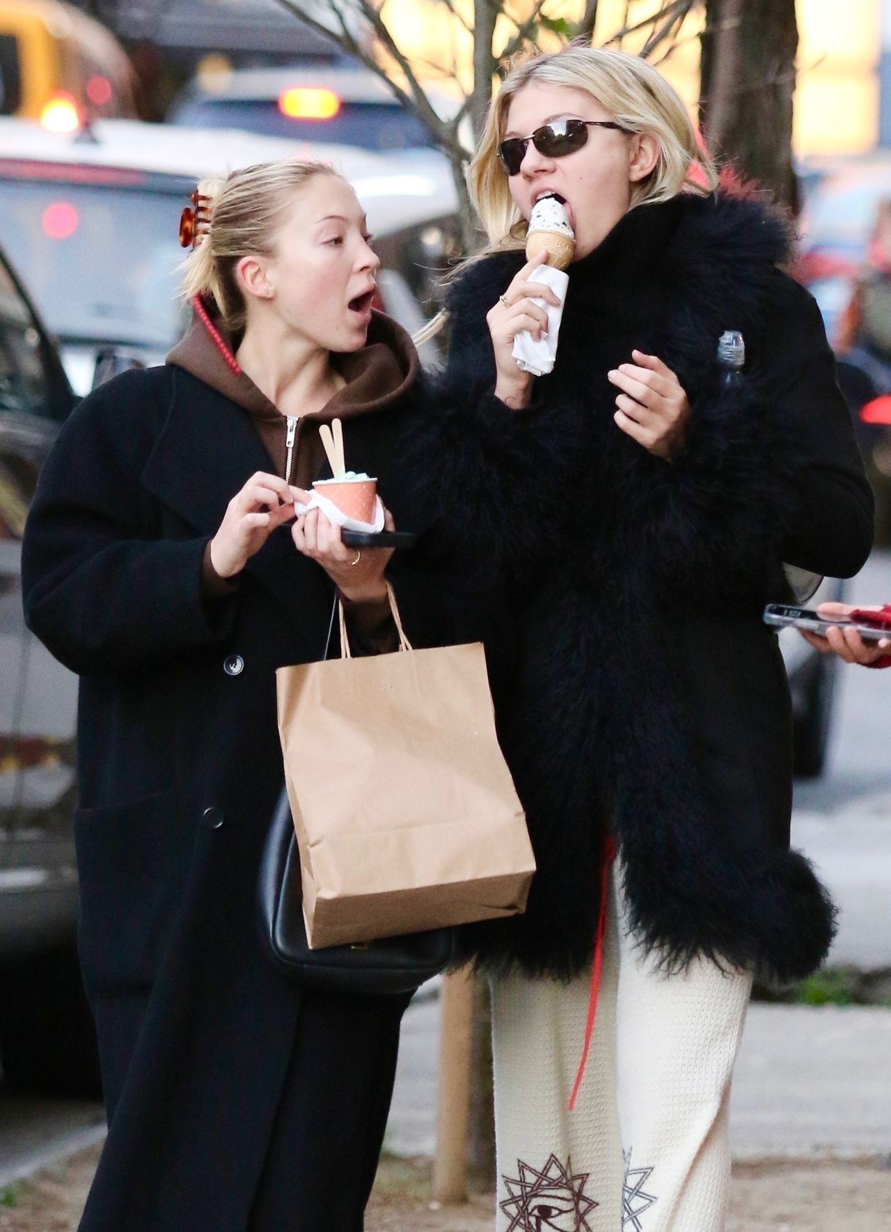 lila-moss-enjoys-a-frozen-treat-in-nyc-11-19-2024-1.jpg (1280×1769)