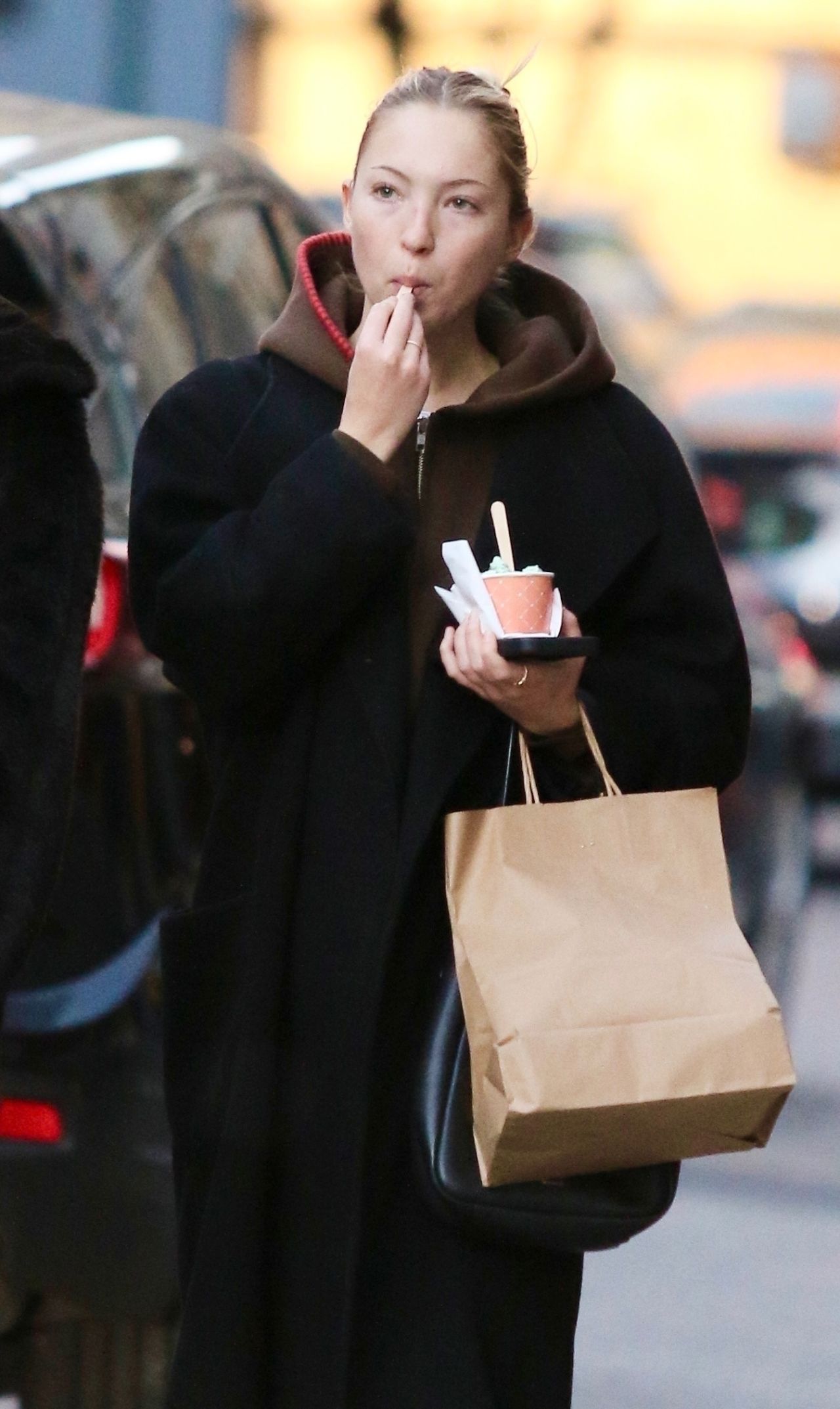 lila-moss-enjoys-a-frozen-treat-in-nyc-11-19-2024-2.jpg (1280×2146)