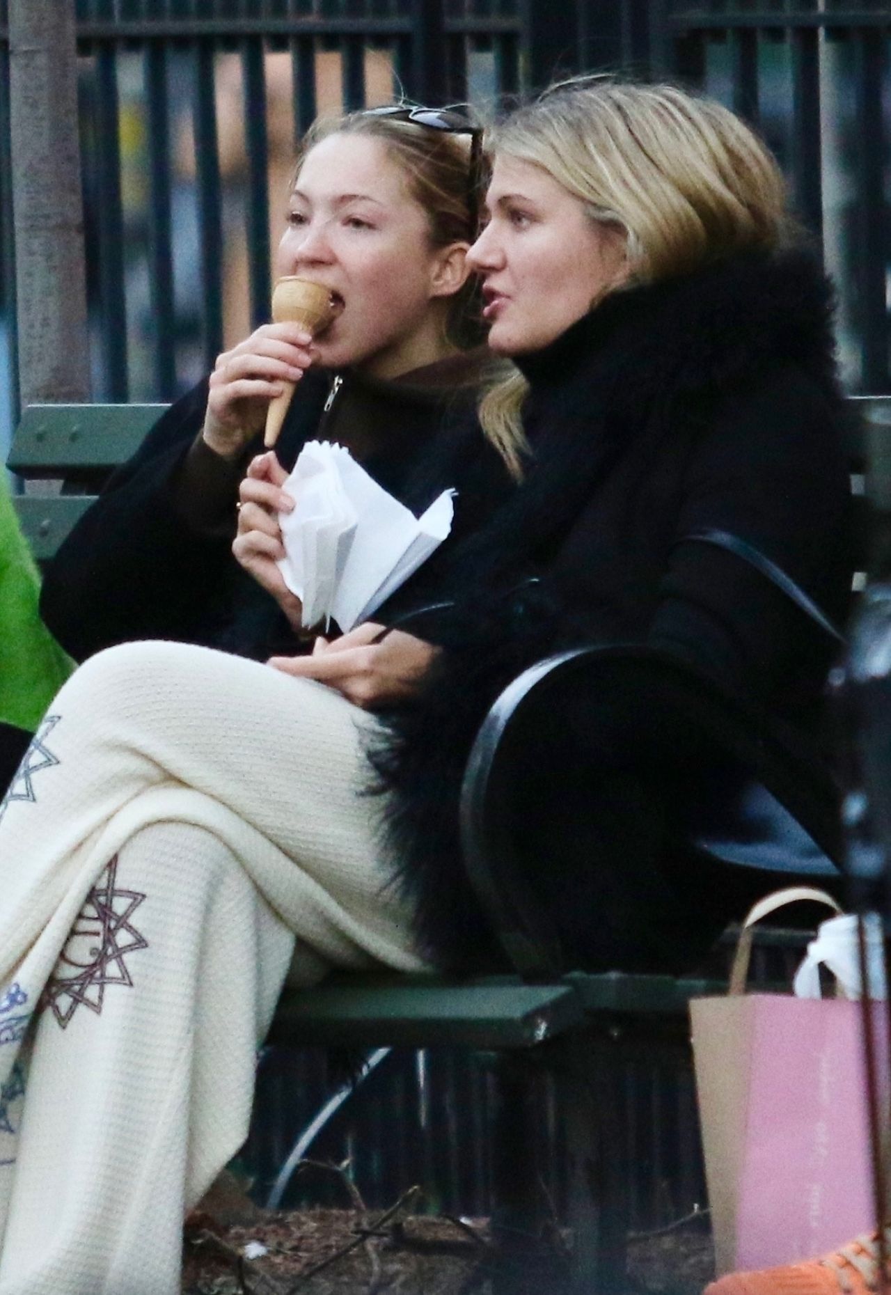 lila-moss-enjoys-a-frozen-treat-in-nyc-11-19-2024-3.jpg (1280×1860)