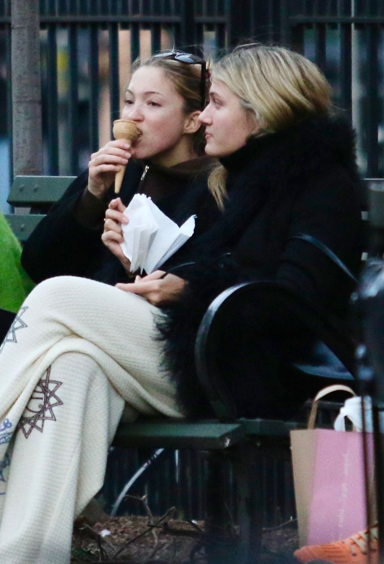 lila-moss-enjoys-a-frozen-treat-in-nyc-11-19-2024-5.jpg (1280×1882)