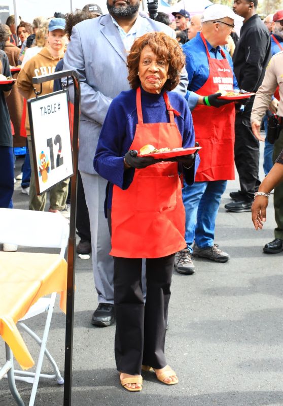 Maxine Waters Serves Food to the Homeless at LA Mission [11-27-2024]