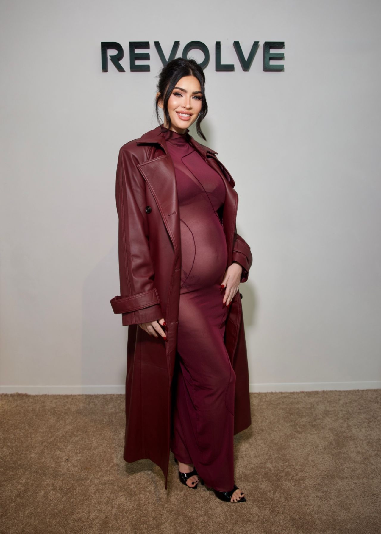 megan-fox-shows-off-her-baby-bump-at-revolve-s-holiday-shop-11-24-2024-2.jpg (1280×1793)