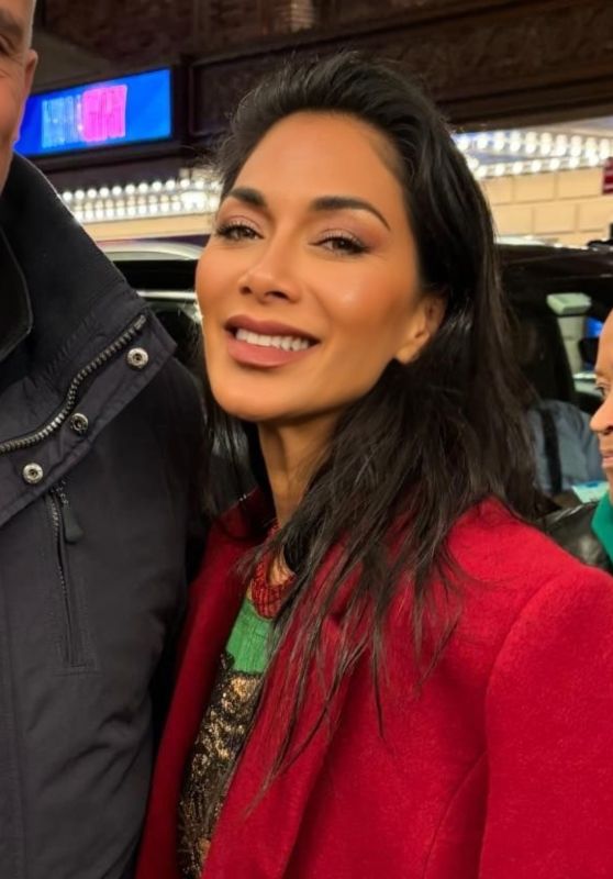 Nicole Scherzinger Gives Love to Fans after 